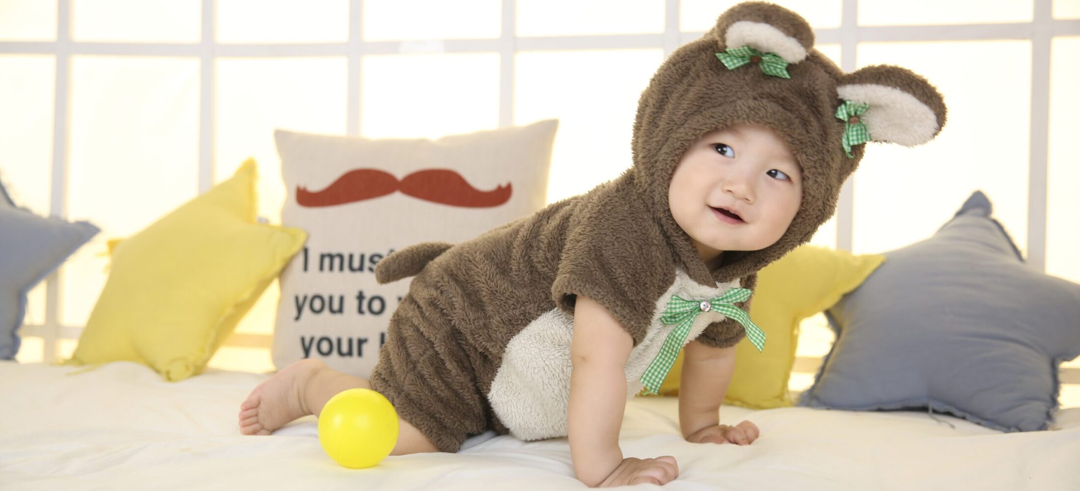 赤ちゃんがクマの着ぐるみを着ている画像